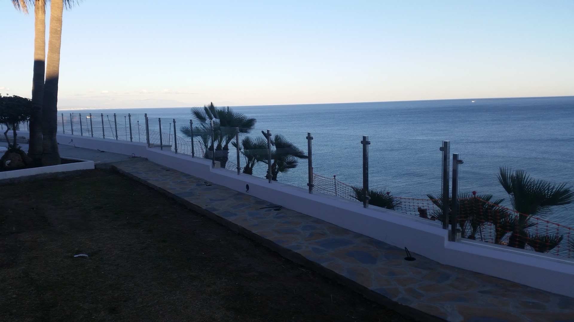 Barandilla de cristal con conectores en chalet de lujo — Marbella