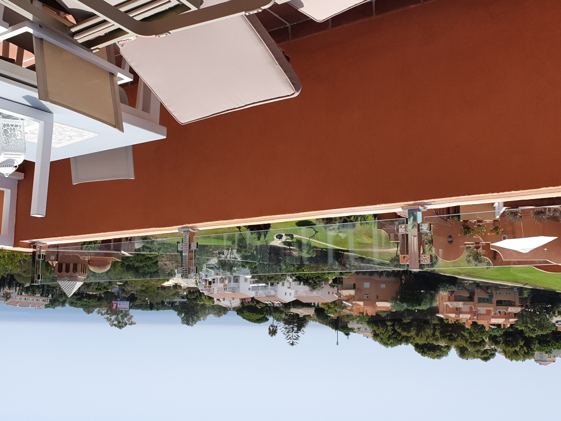 Barandilla de cristal con conectores en chalet de lujo — Marbella