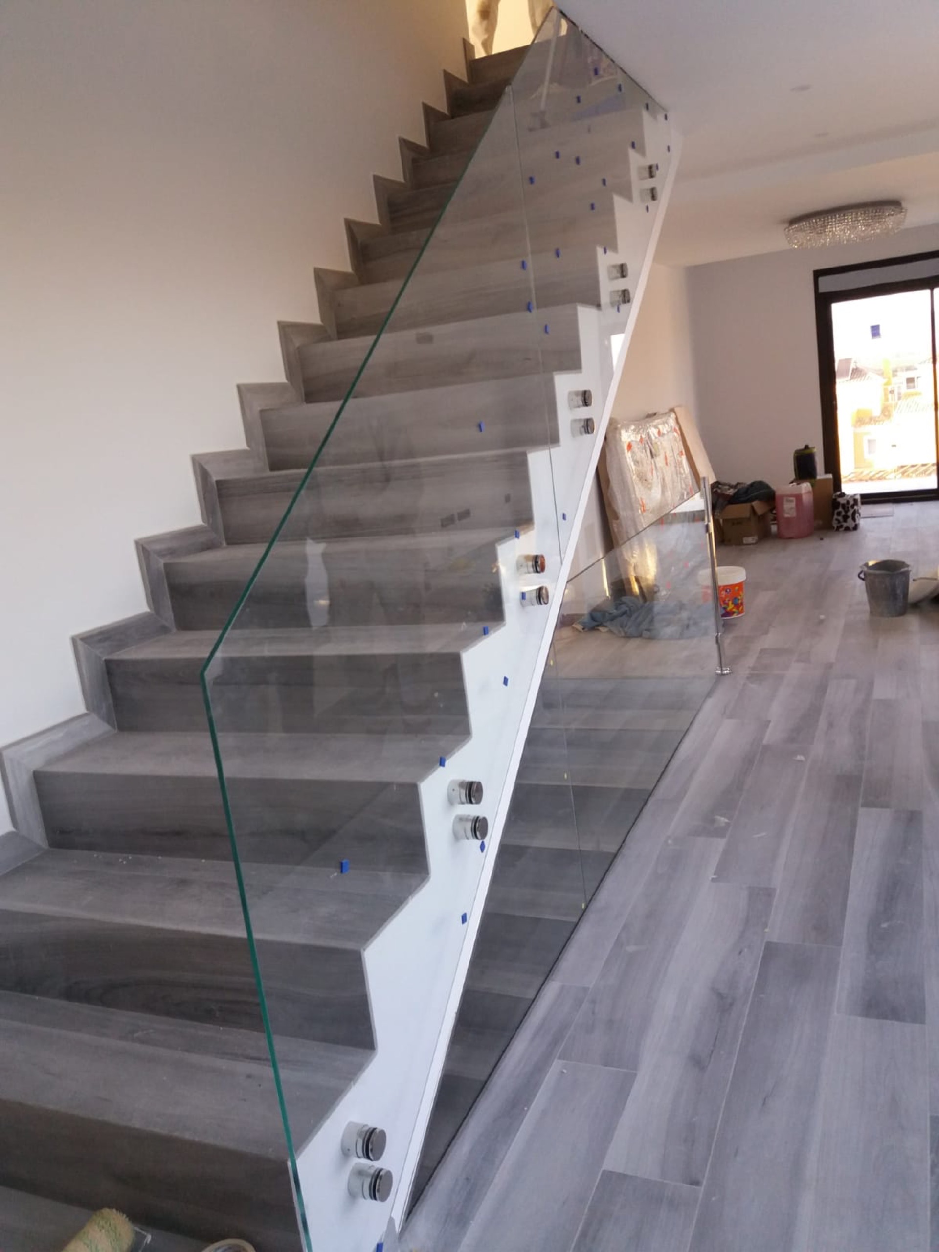 Barandilla de cristal con conectores en chalet Marbella
