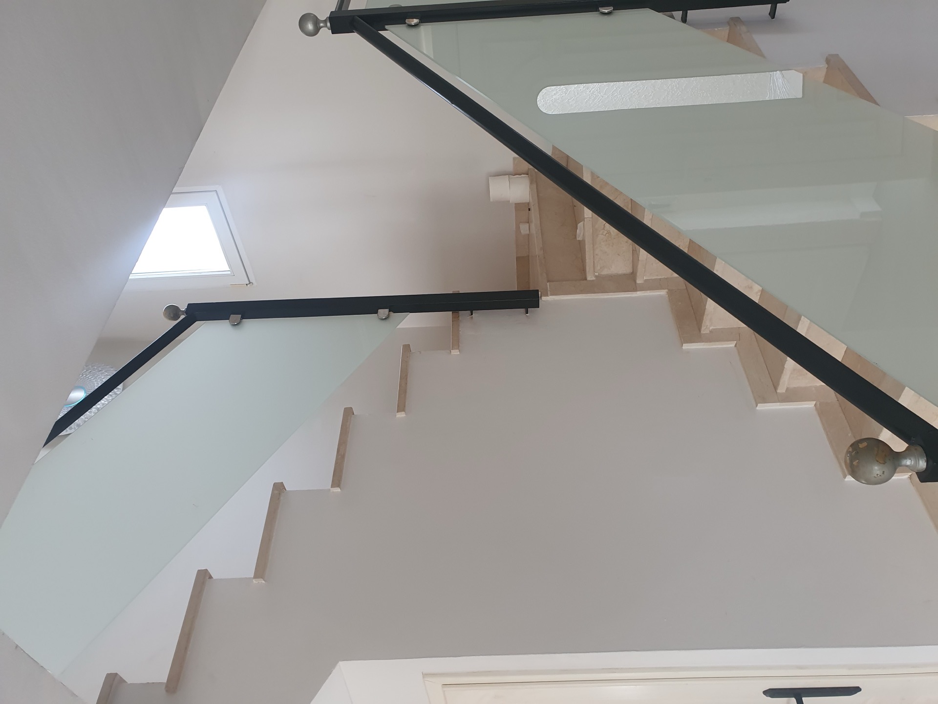Barandilla de cristal con conectores en chalet de lujo — Marbella