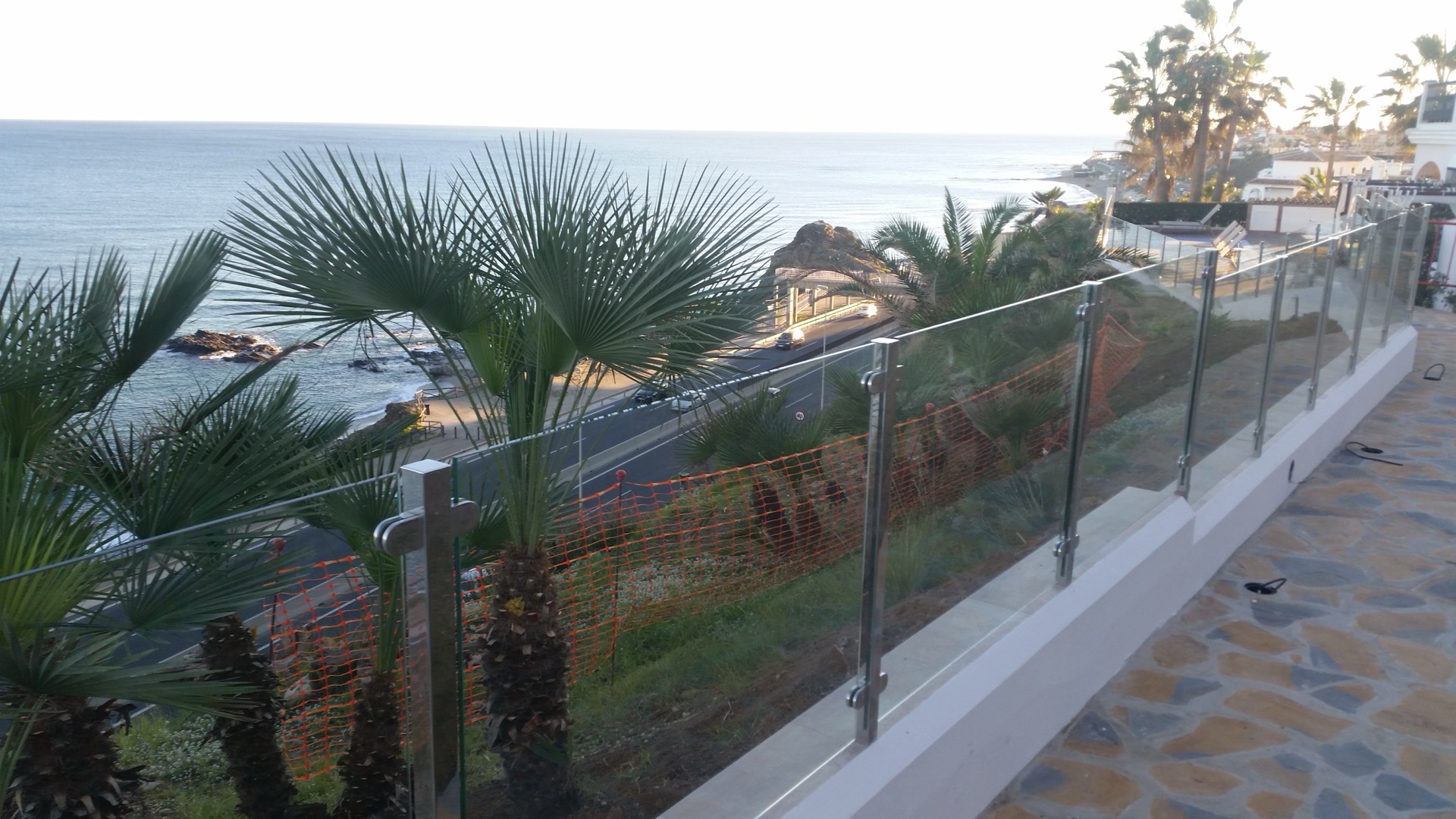 Barandilla de cristal con conectores en chalet de lujo — Marbella