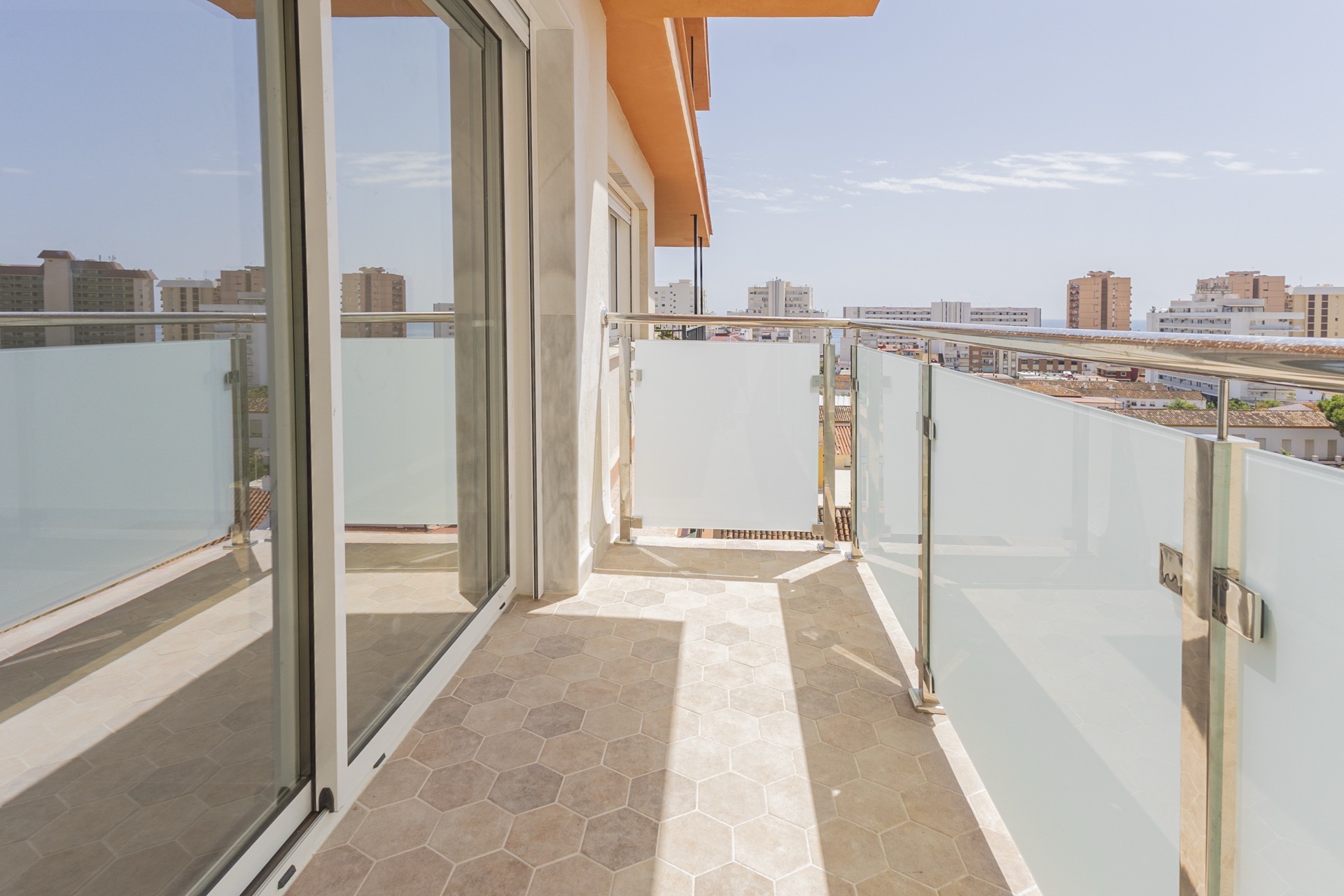 Barandilla de cristal esmerilado en terraza de ático Fuengirola
