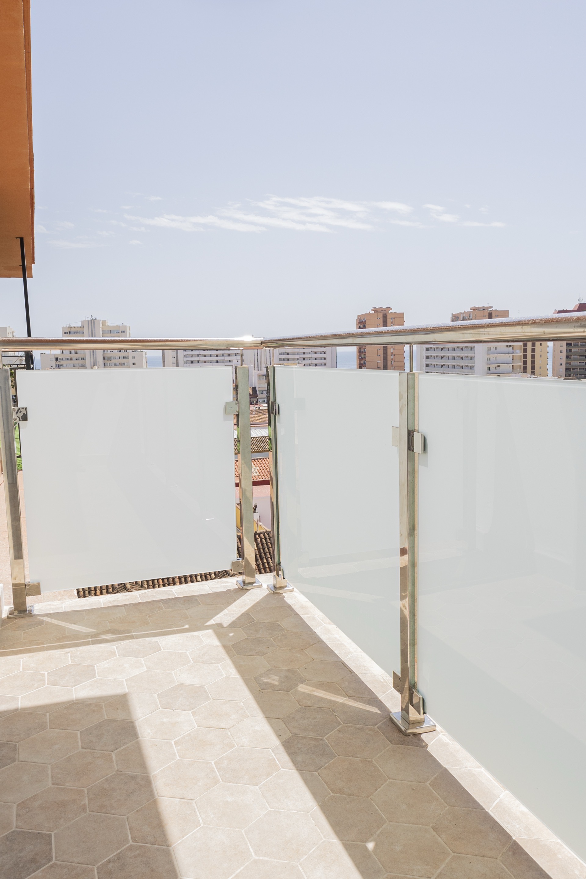 Barandilla de cristal esmerilado en terraza de ático — Fuengirola