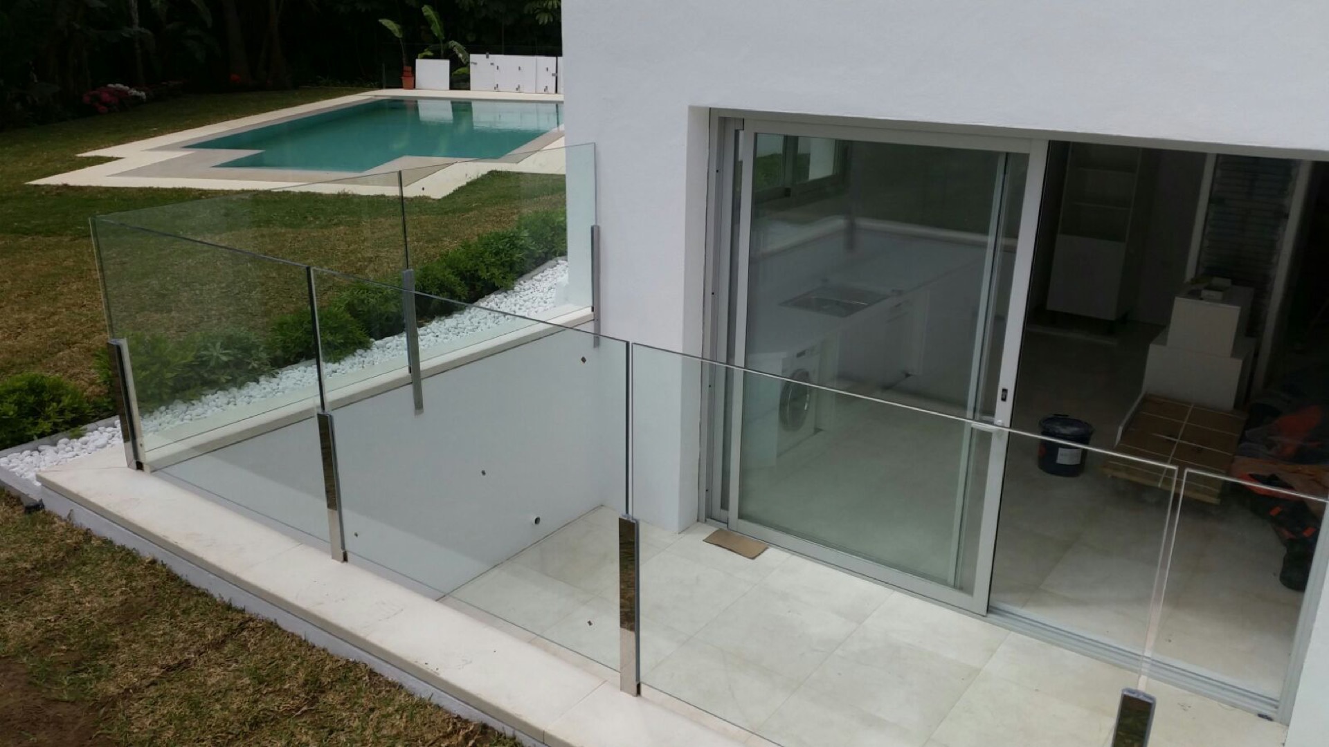 Barandilla de cristal y acero inoxidable en escalera interior — Fuengirola