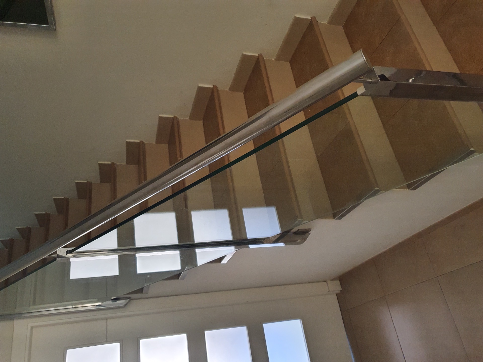 Barandilla cristal y acero escalera interior Fuengirola