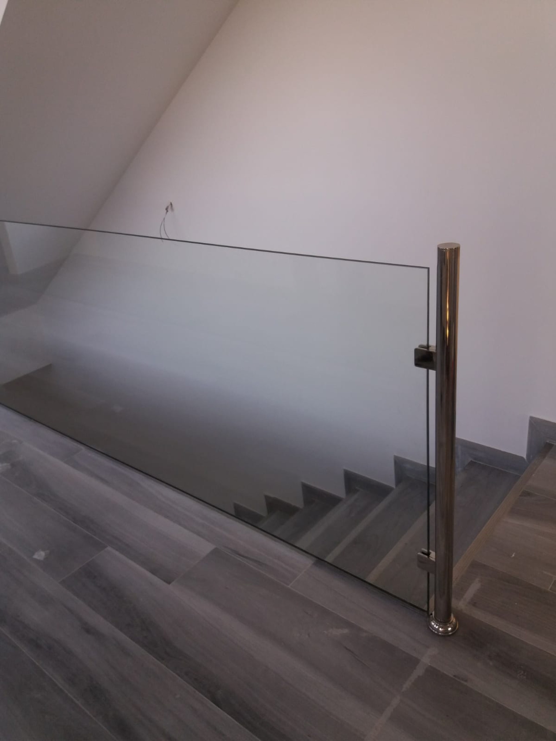 Barandilla de cristal y acero inoxidable en escalera interior — Fuengirola