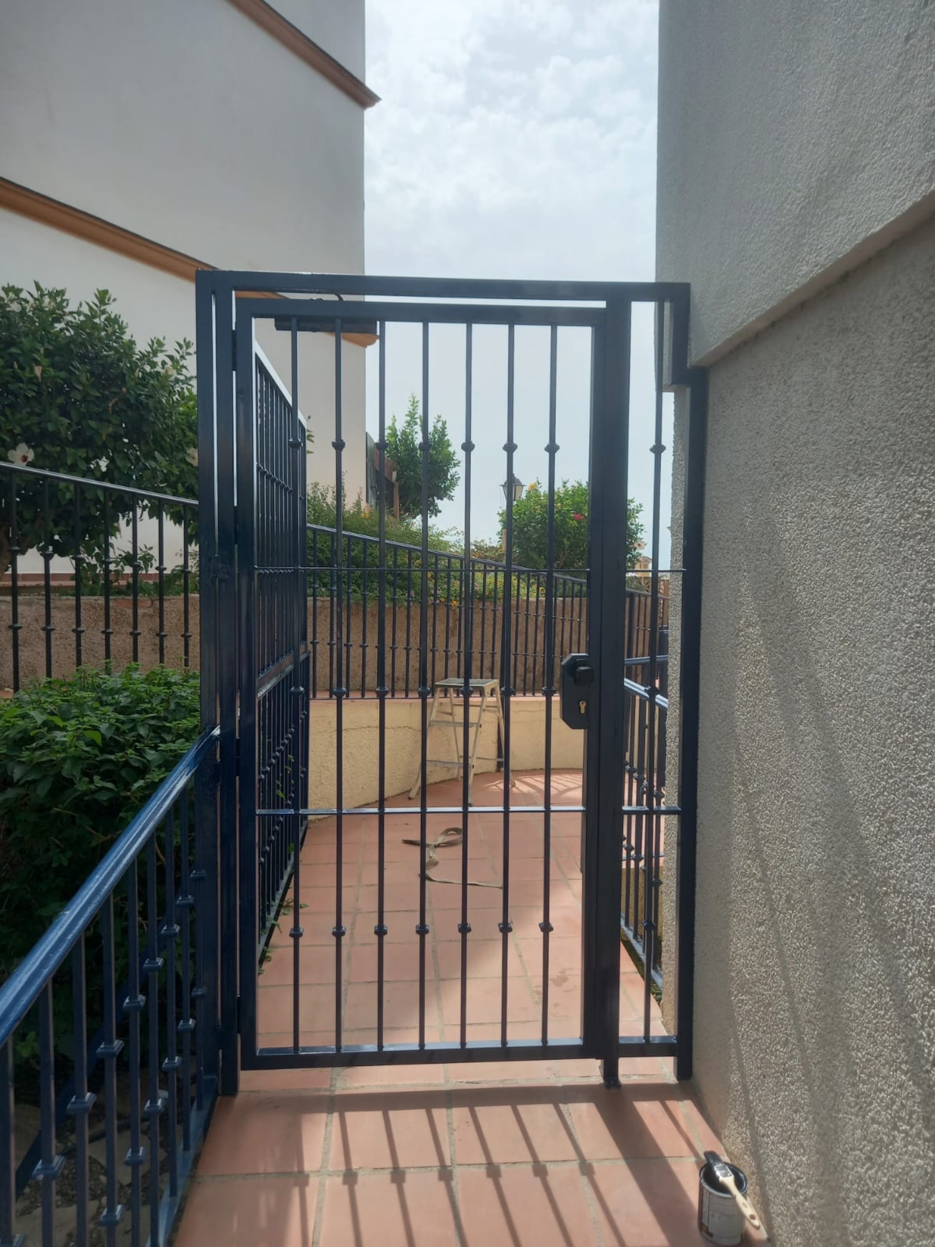 Cancela y barandilla de forja para acceso a vivienda — Cala de Mijas