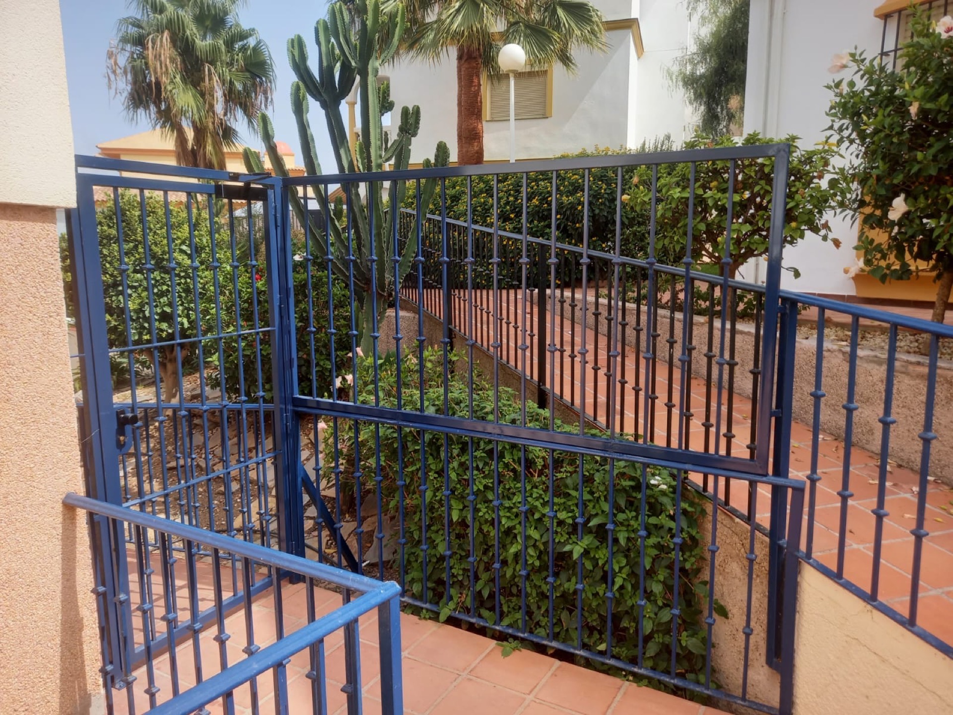 Cancela y barandilla de forja para acceso a vivienda — Cala de Mijas