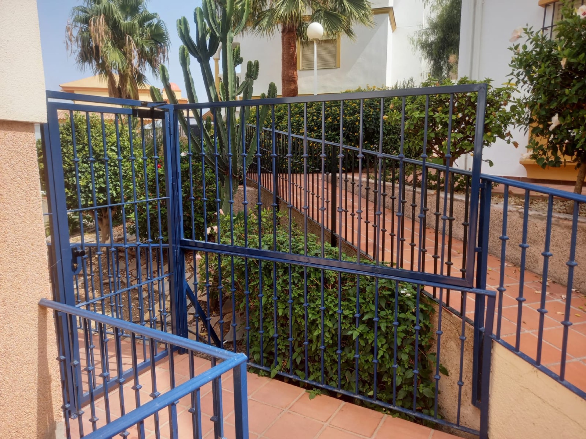 Cancela y barandilla de forja para acceso a vivienda — Cala de Mijas