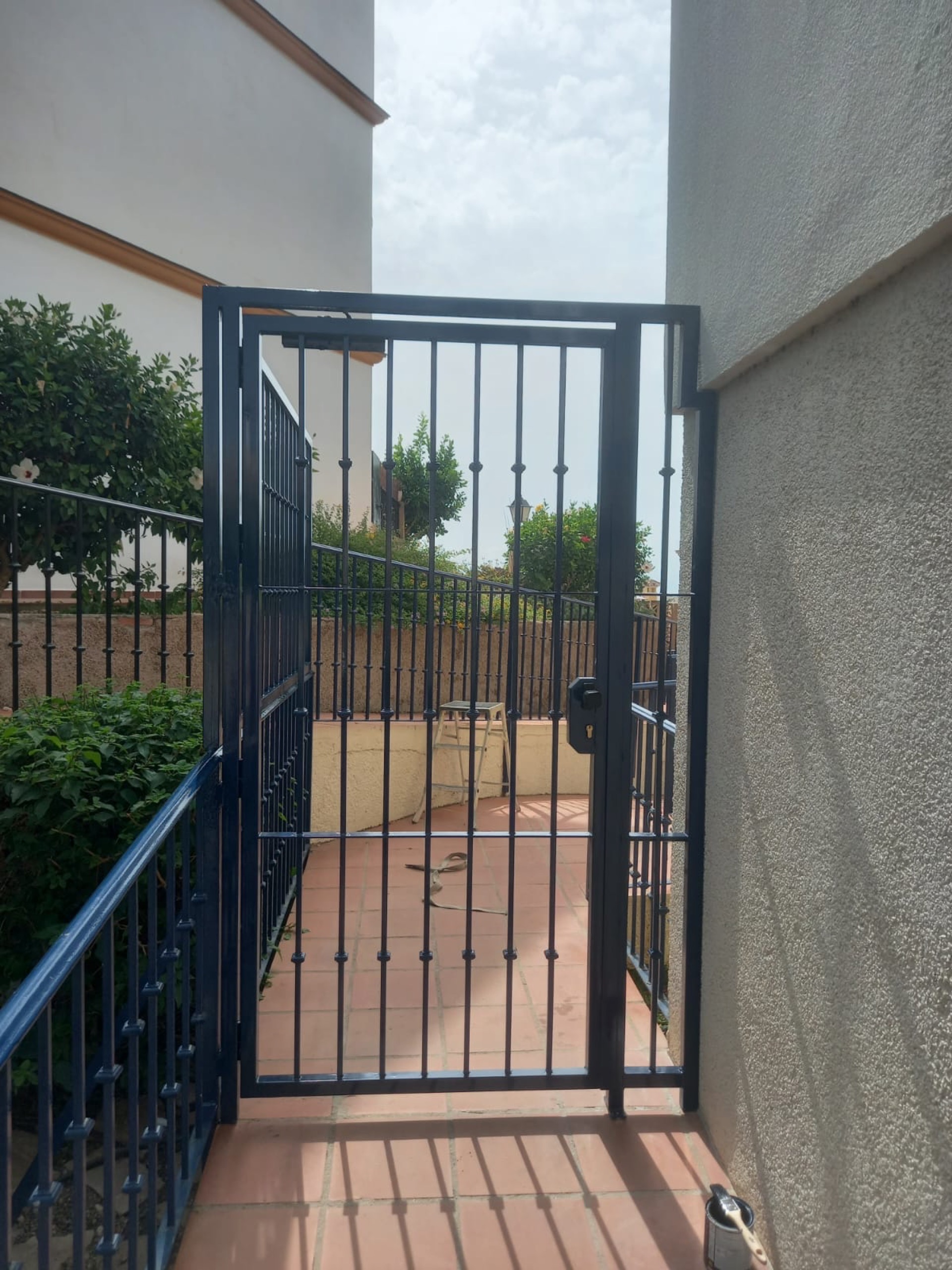 Cancela y barandilla de forja para acceso a vivienda — Cala de Mijas