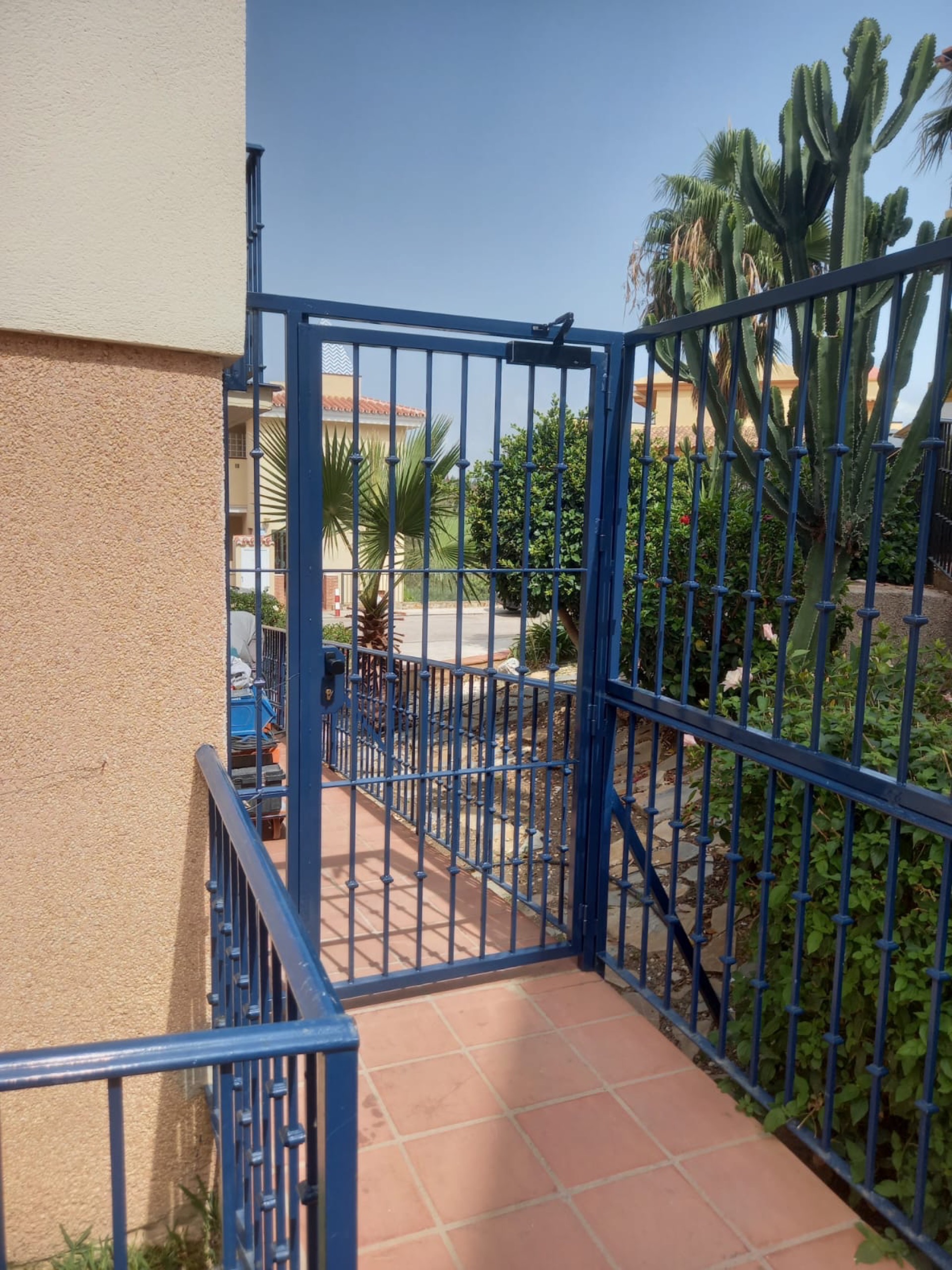Cancela y barandilla de forja para acceso a vivienda — Cala de Mijas