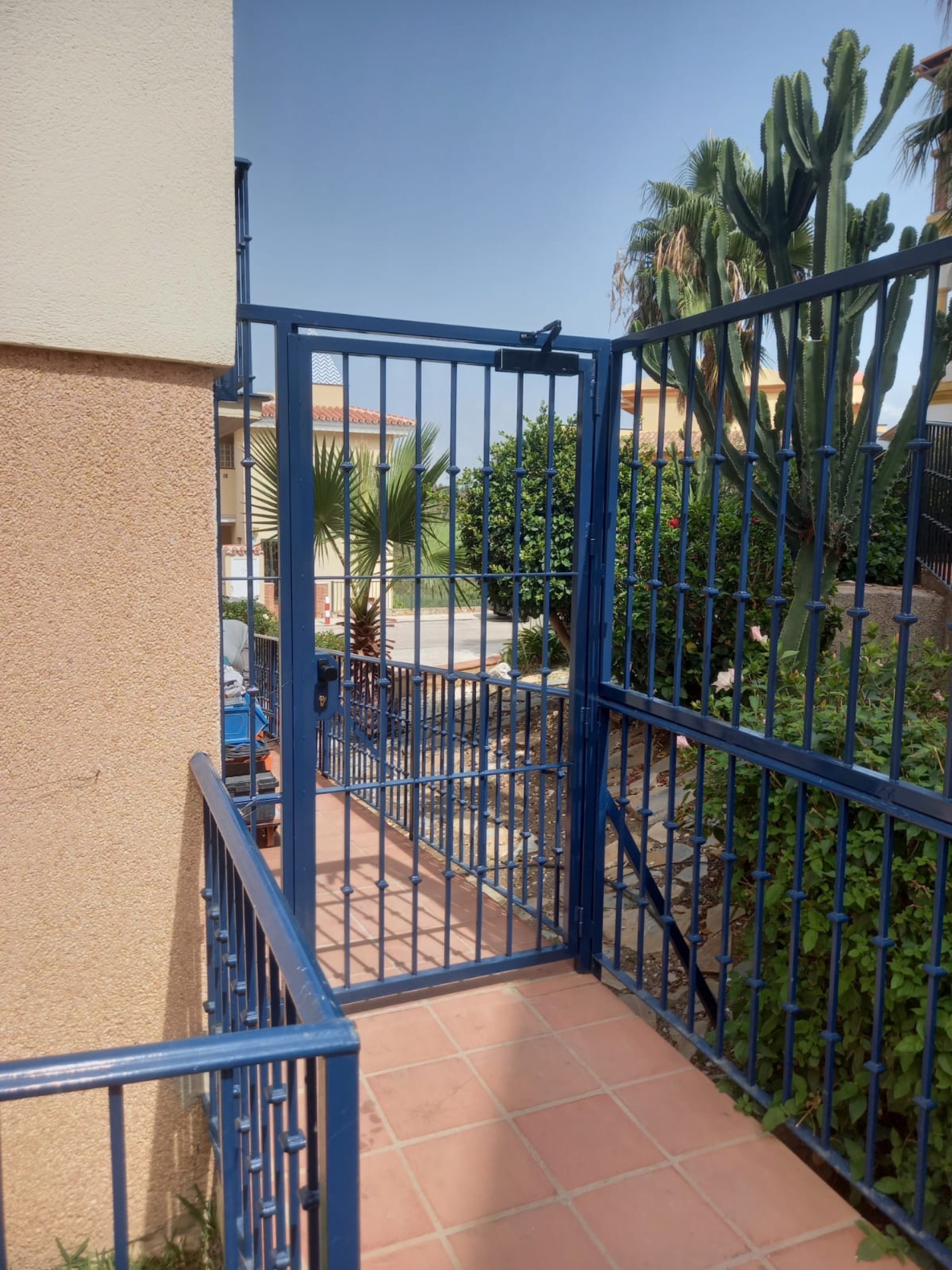 Cancela y barandilla de forja para acceso a vivienda Cala de Mijas