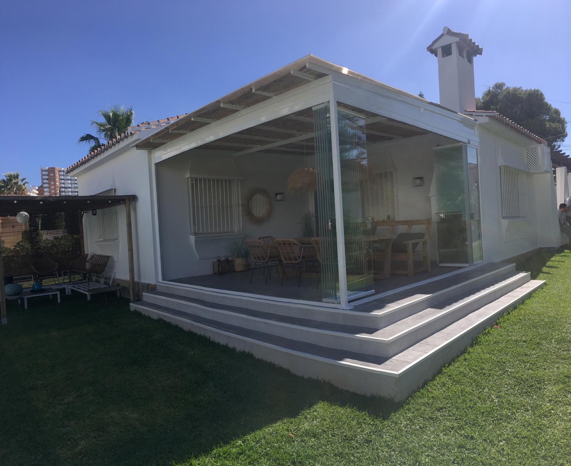 Cerramiento con cortinas de cristal en ático con terraza — Fuengirola