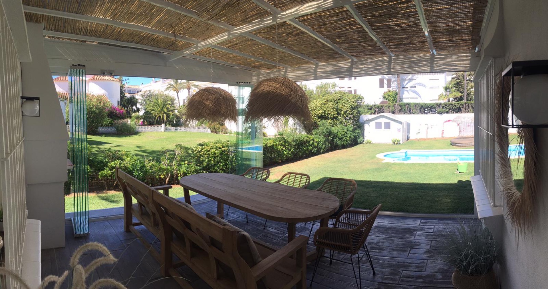 Cerramiento con cortinas de cristal en ático con terraza — Fuengirola