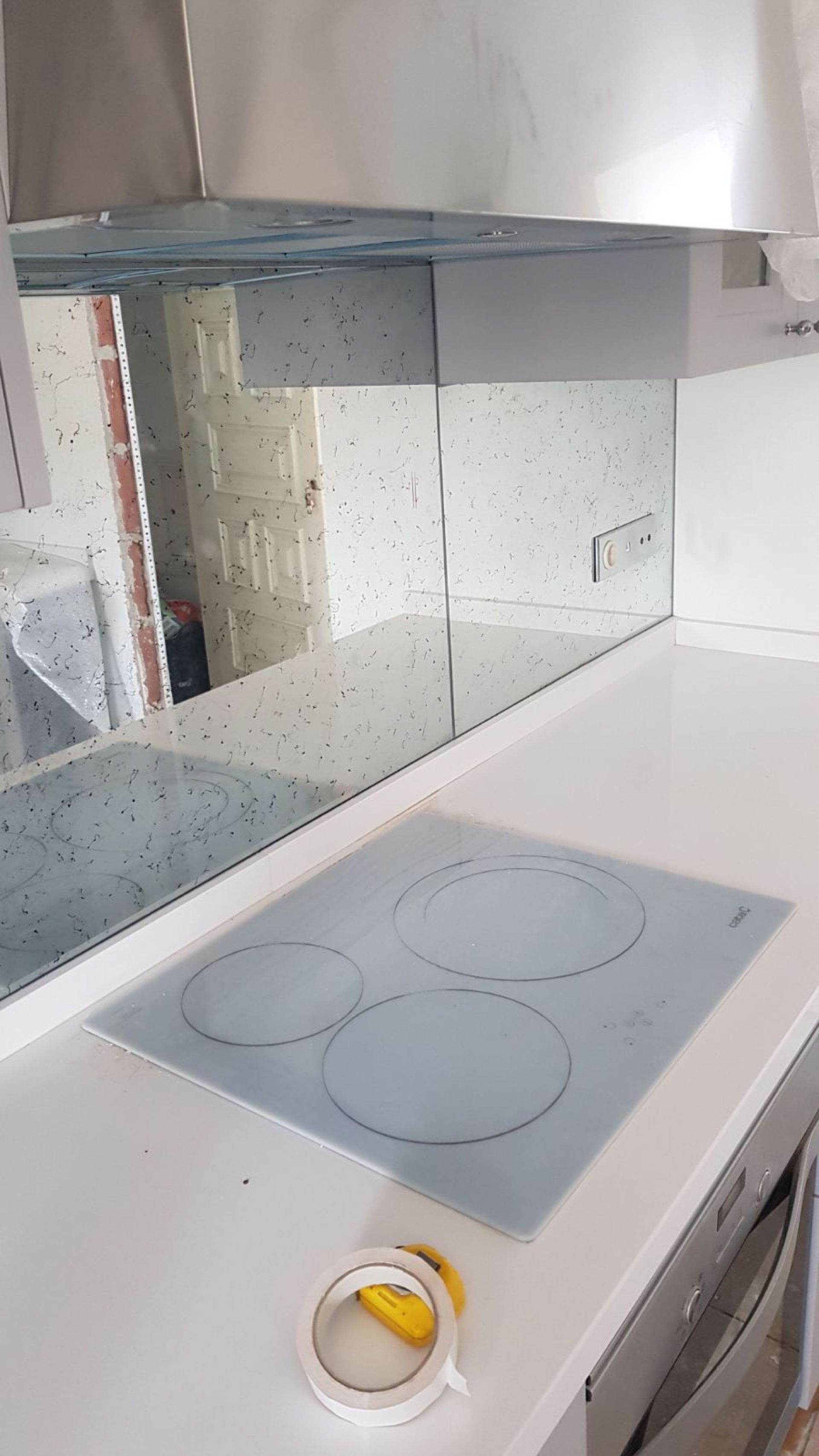 Emparche de cristal lacado blanco en cocina reformada — Mijas