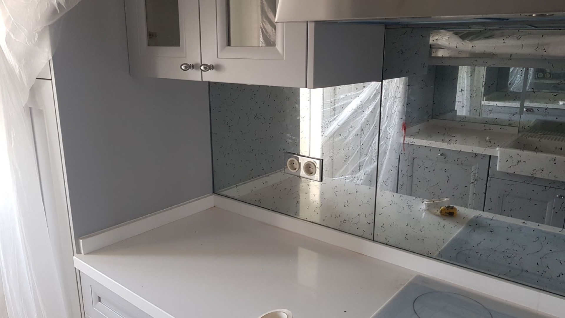 Emparche de cristal lacado blanco en cocina reformada — Mijas