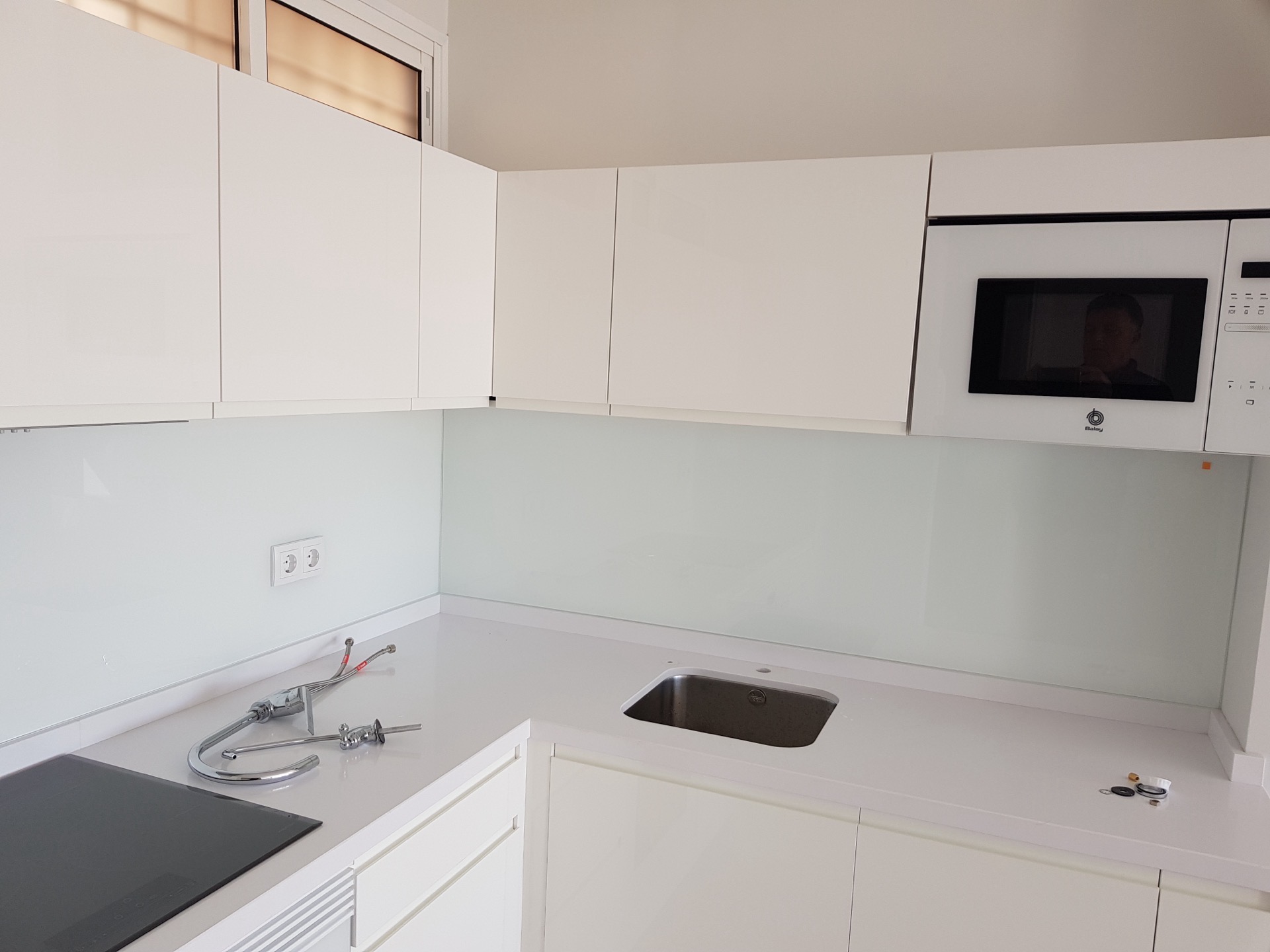 Emparche de cristal lacado blanco en cocina reformada — Mijas
