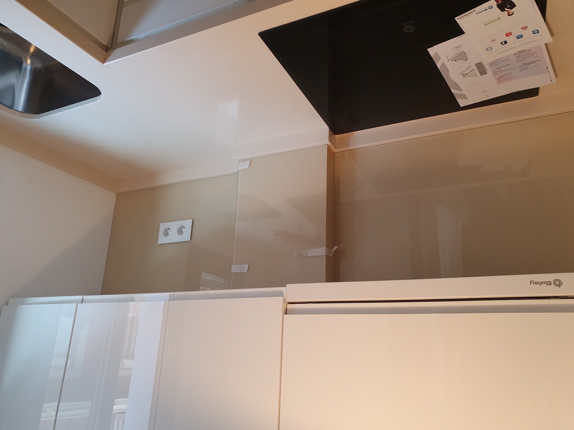 Emparche de cristal lacado blanco en cocina reformada — Mijas