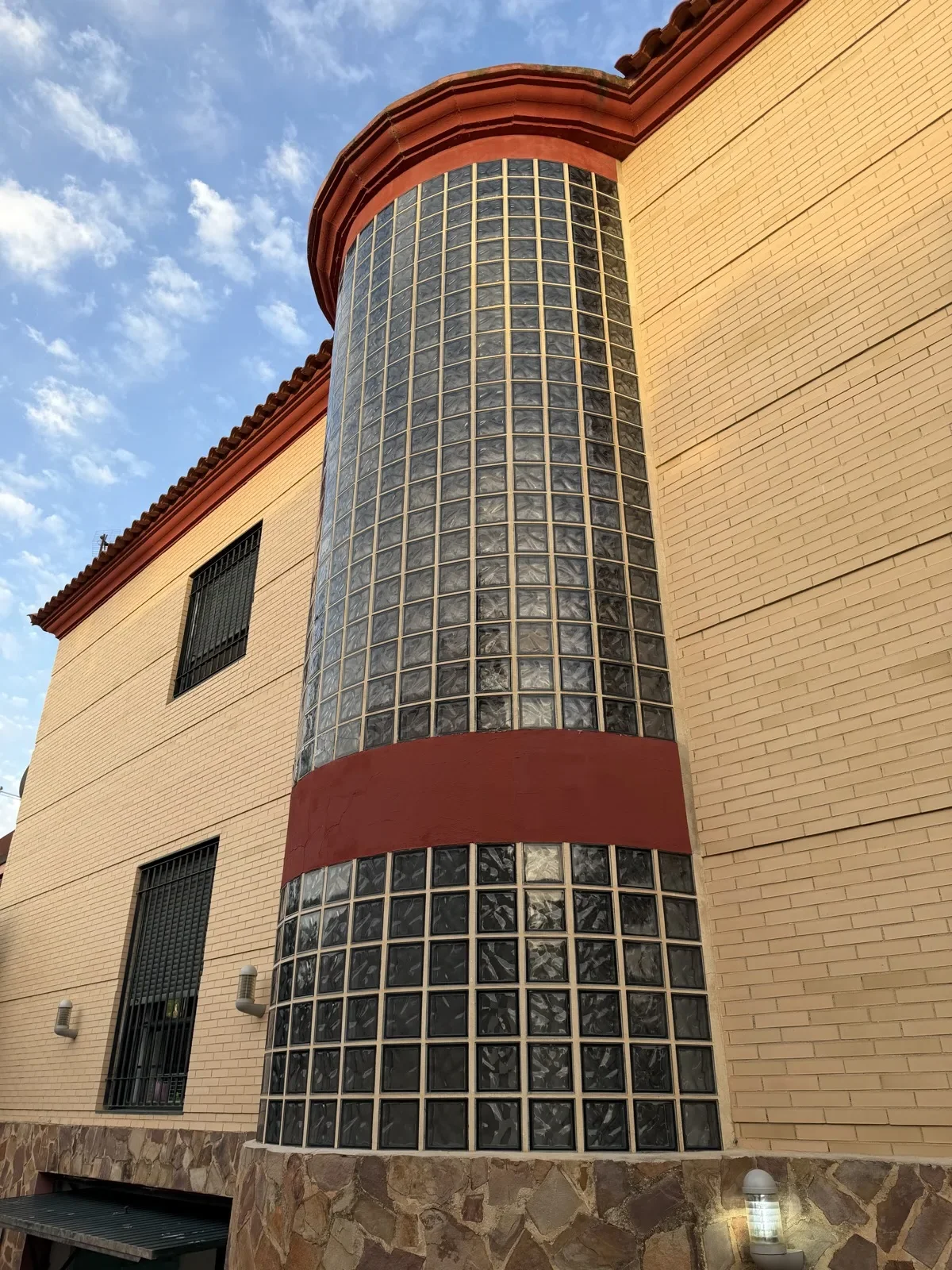Torre con cerramiento de pavés antes de la reforma — Guadalmar