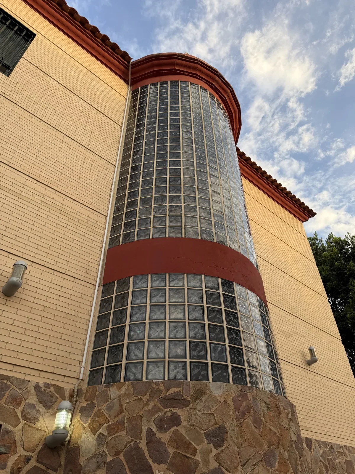 Detalle del cerramiento de pavés antes de la reforma — Guadalmar