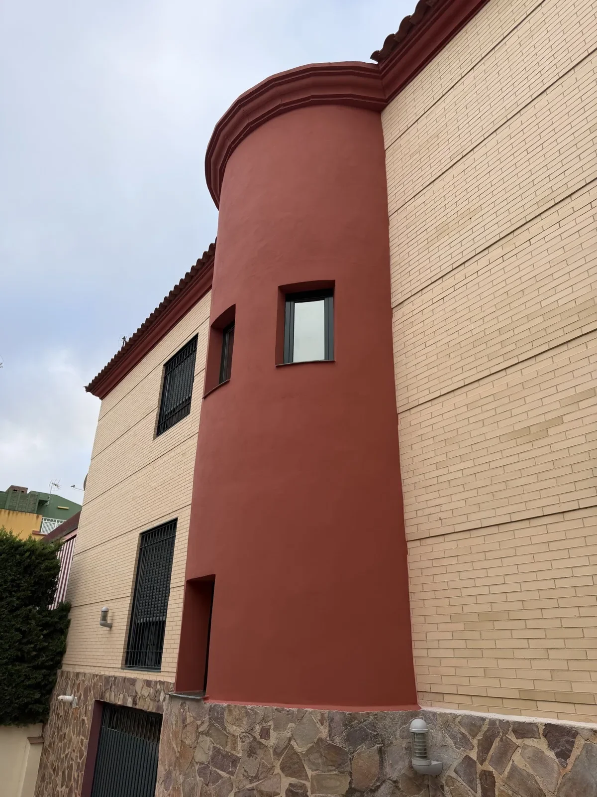 Fachada renovada con revestimiento monocapa rojo — Guadalmar