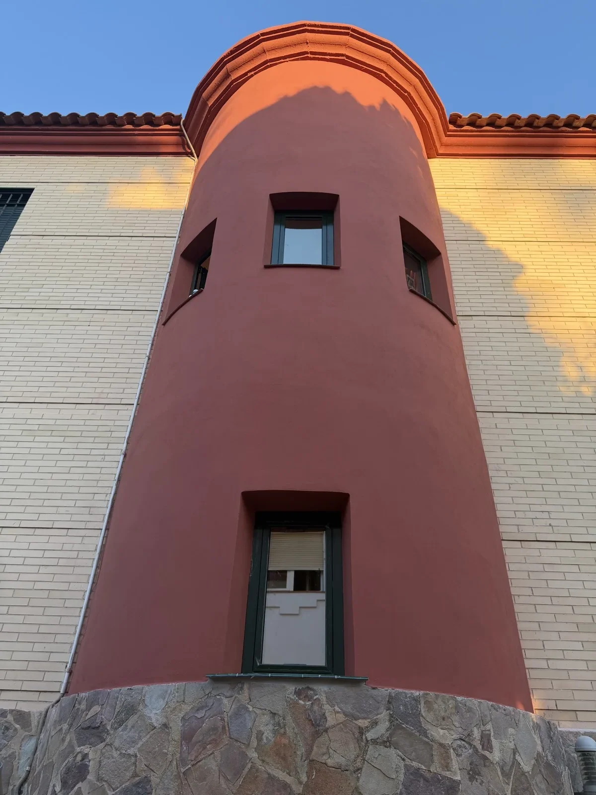 Demolición de muro de pavés y ventanas de PVC con cristal de seguridad Guadalmar