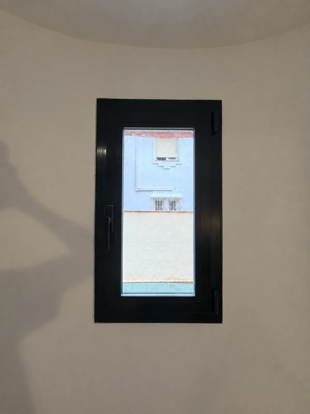 Detalle frontal de ventana de PVC con cristal de seguridad — Guadalmar