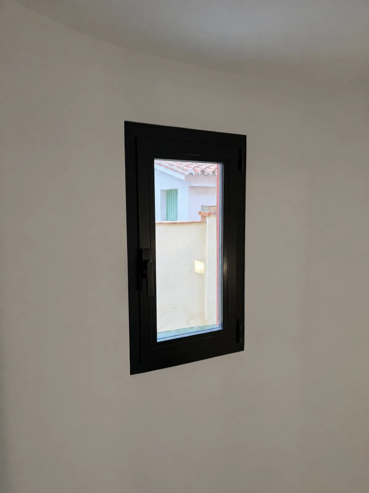 Detalle lateral de ventana oscilobatiente de PVC — Guadalmar