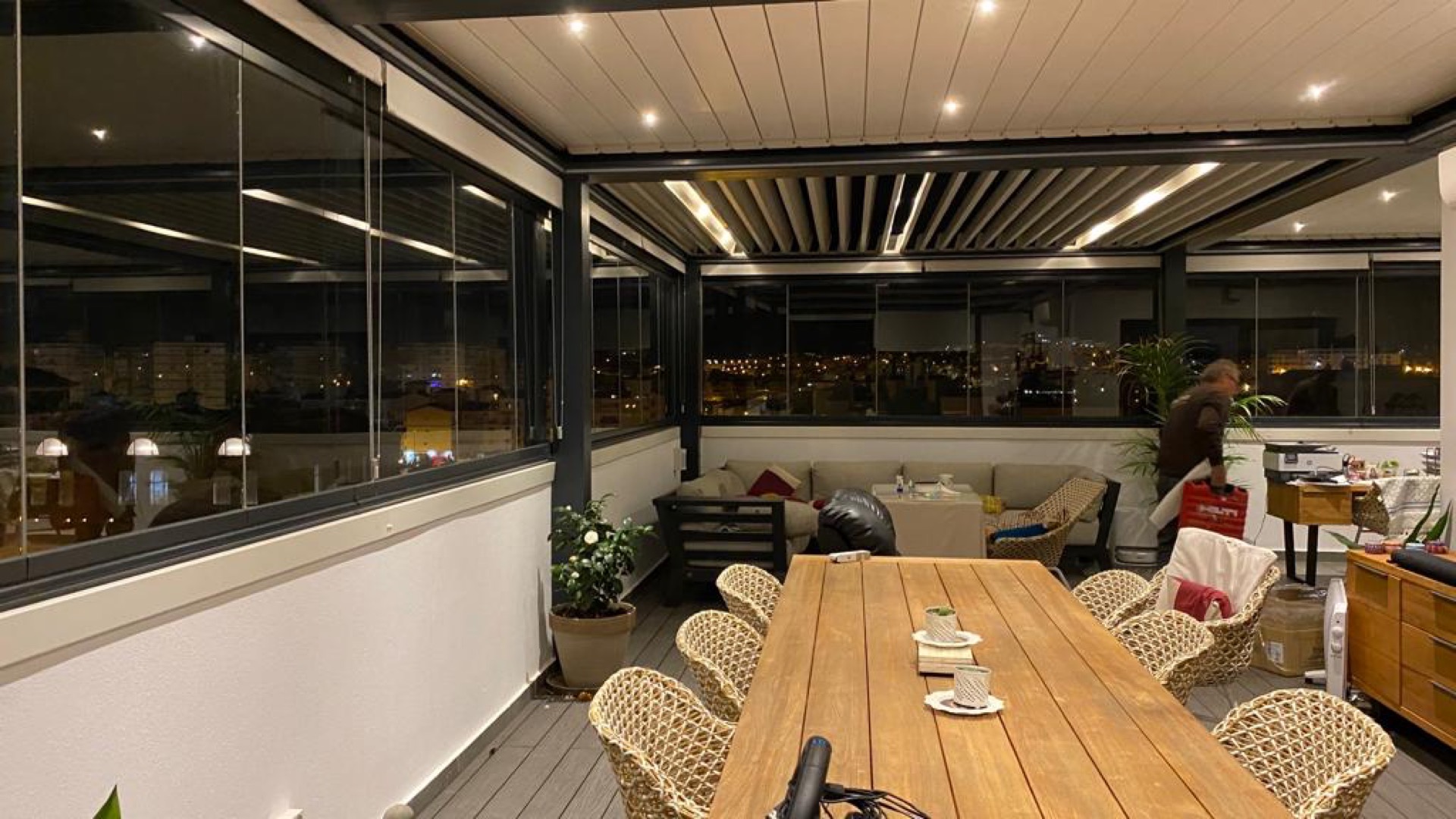 Pérgola bioclimática con cortinas en Marbella