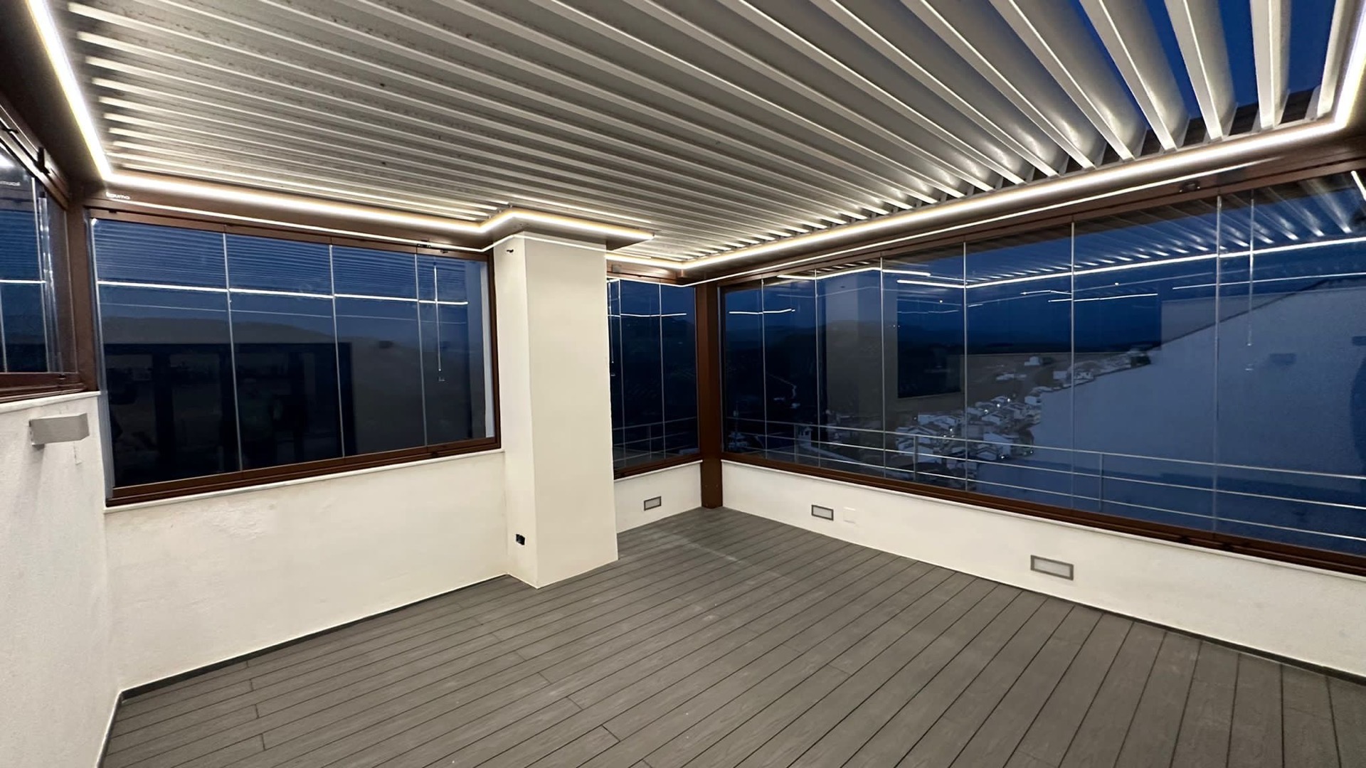 Pérgola bioclimática con cortinas de cristal en jardín — Marbella