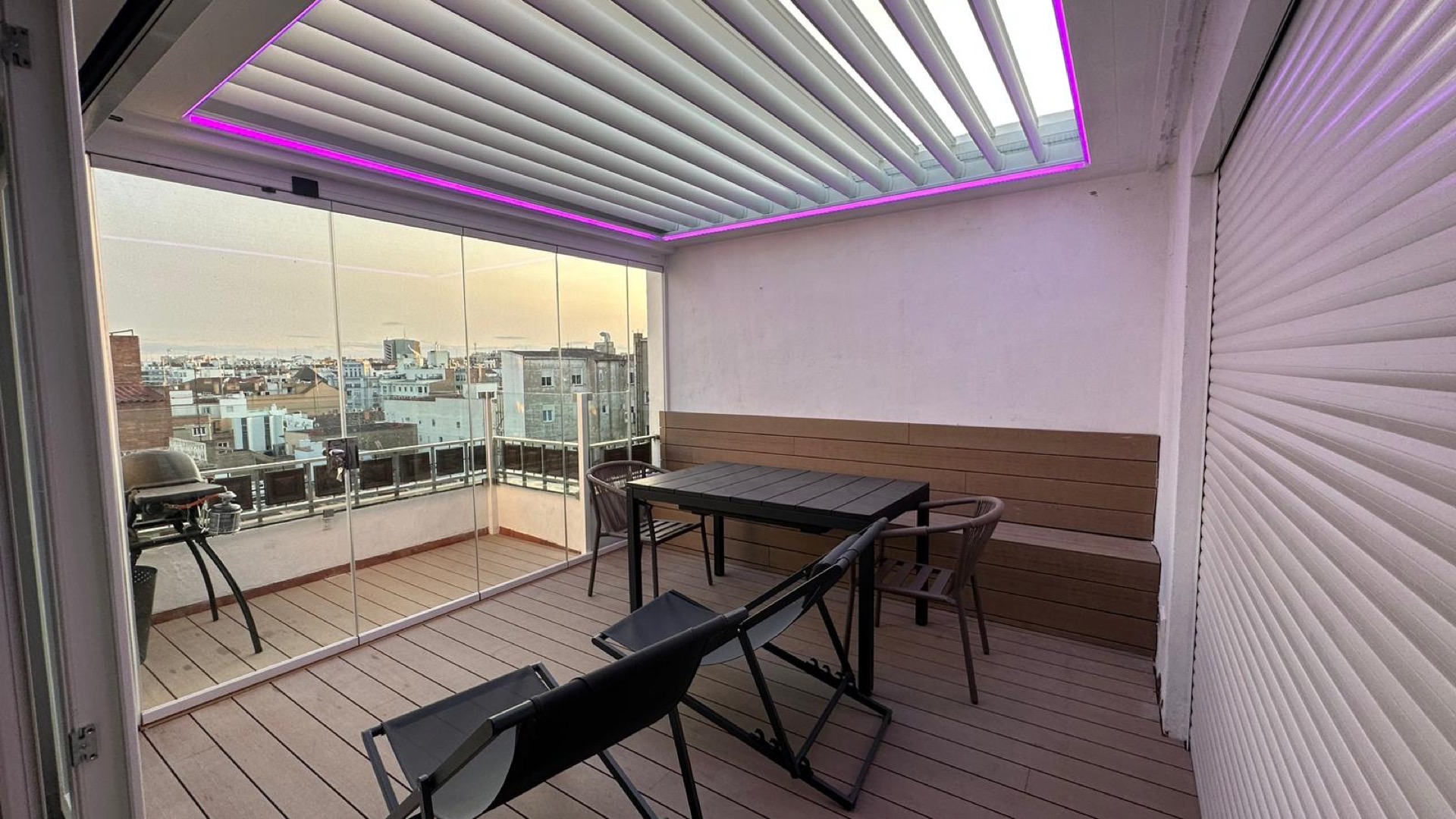 Pérgola bioclimática con cortinas de cristal en jardín — Marbella