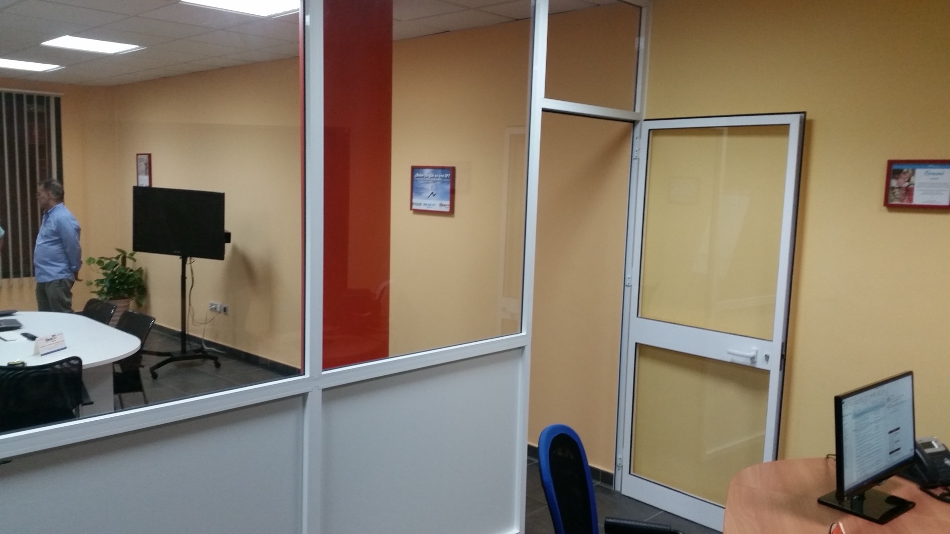 Separadores de cristal templado para oficina de coworking — Málaga capital