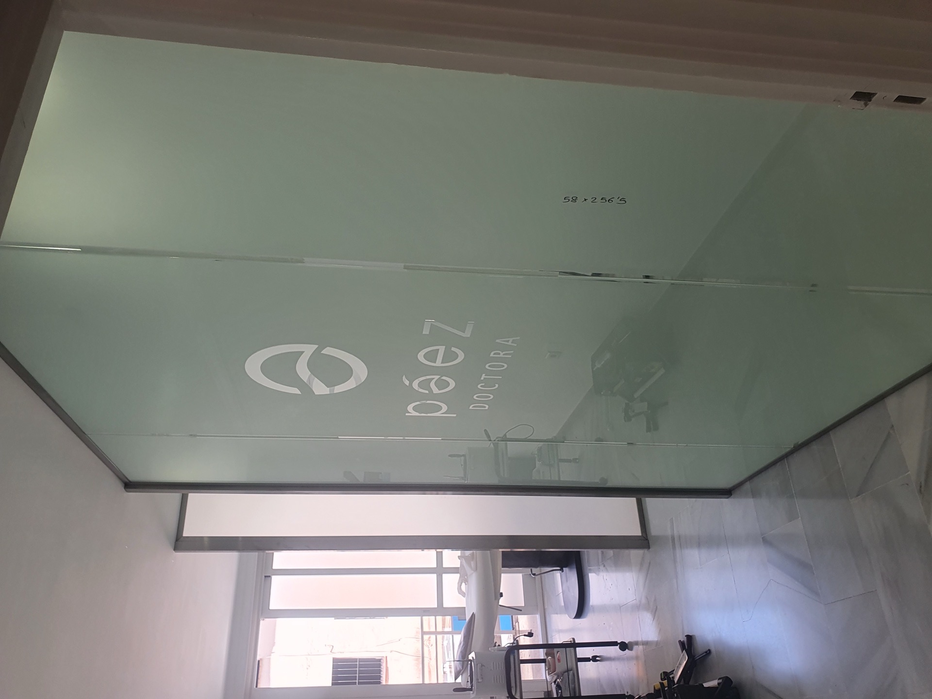 Separadores de cristal templado para oficina de coworking — Málaga capital