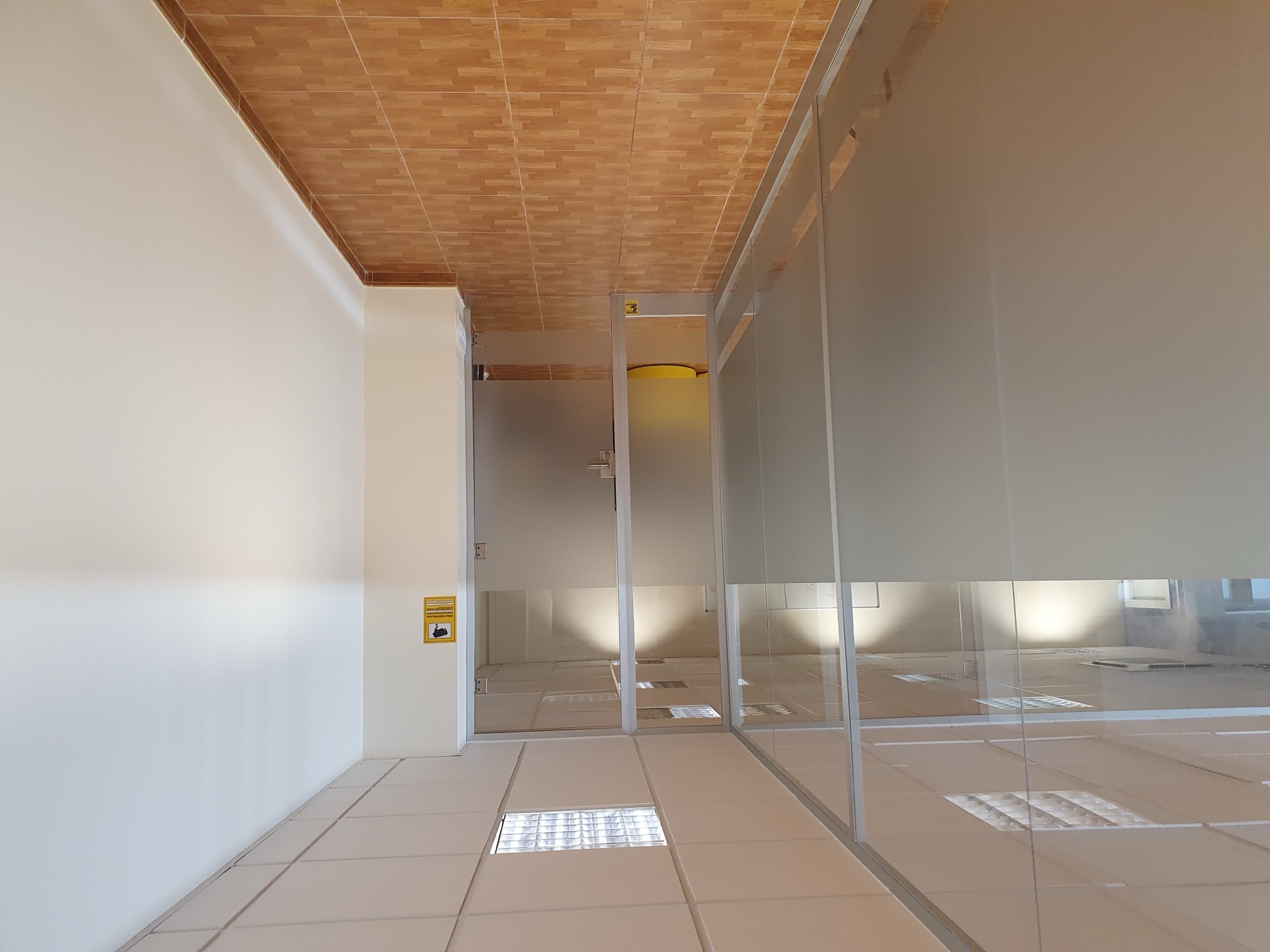 Separadores de cristal templado para oficina de coworking — Málaga capital
