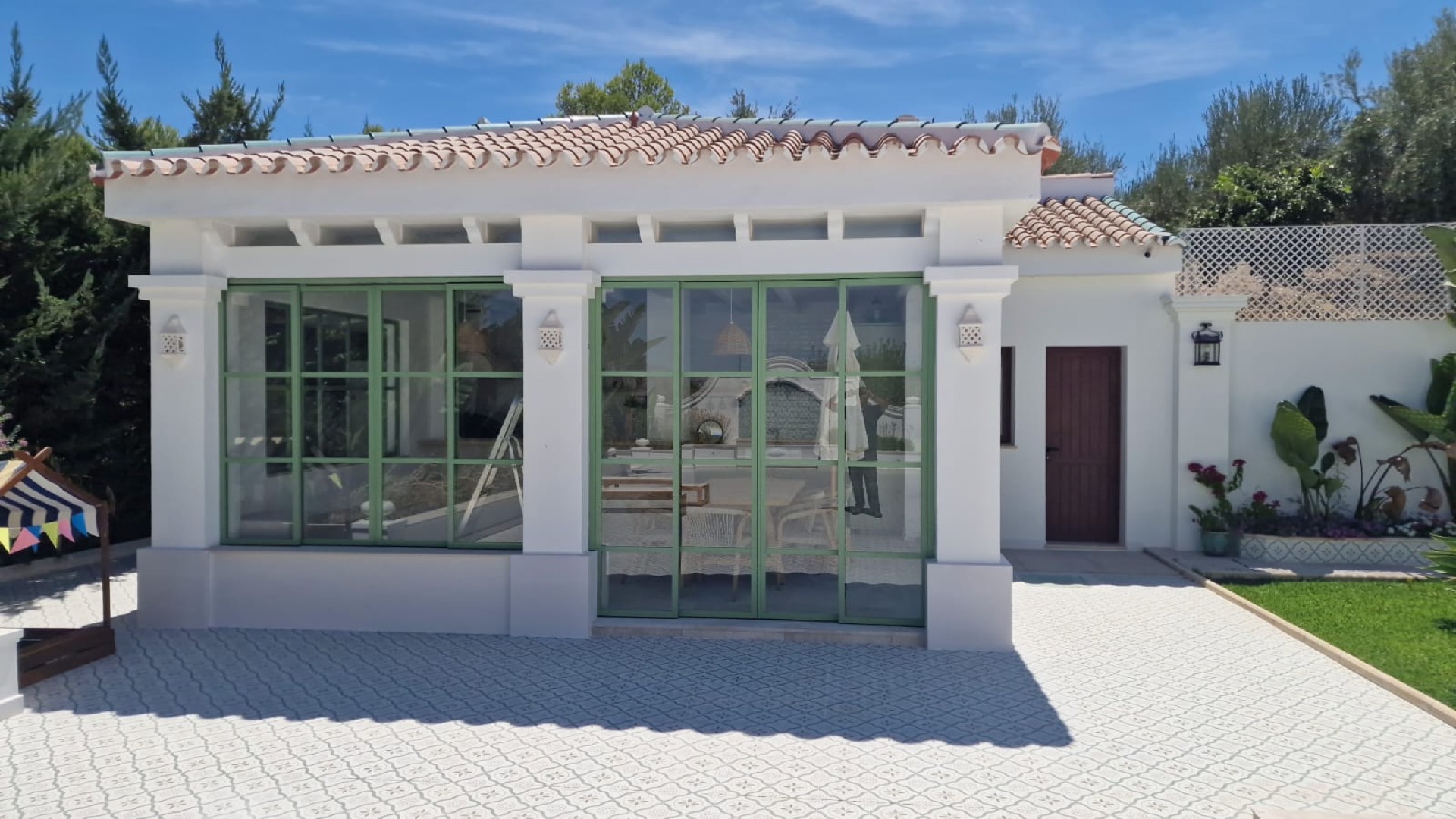 Sistema de cierre minimalista en terraza de apartamento — Benalmádena