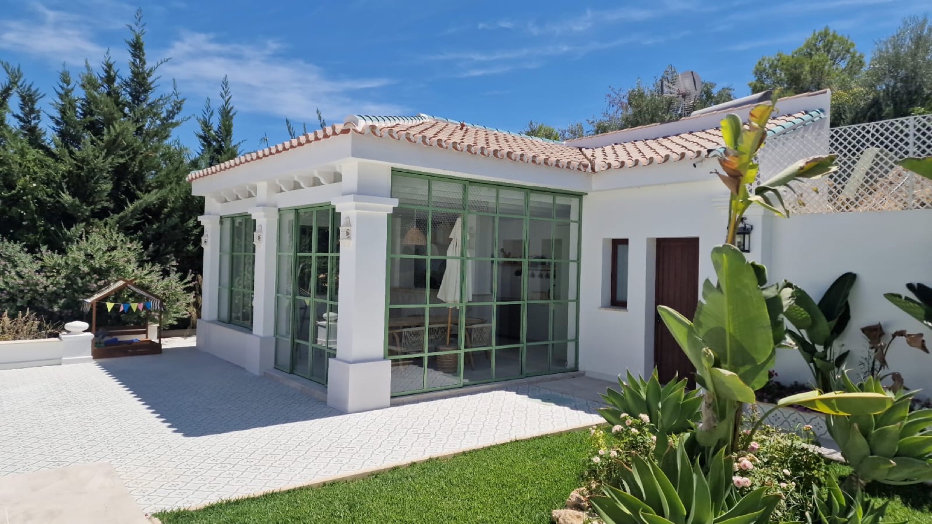Sistema de cierre minimalista en terraza de apartamento — Benalmádena