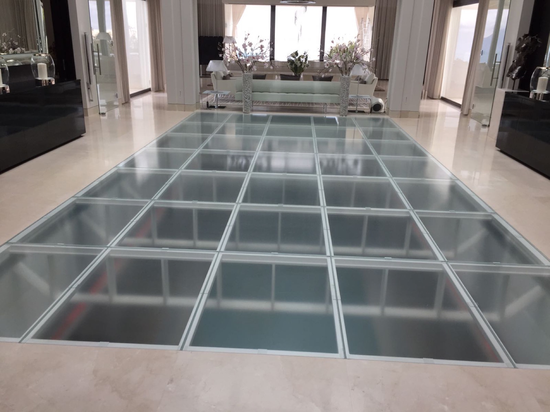 Suelo de cristal templado en villa de lujo en Marbella — Cristalería Dicor