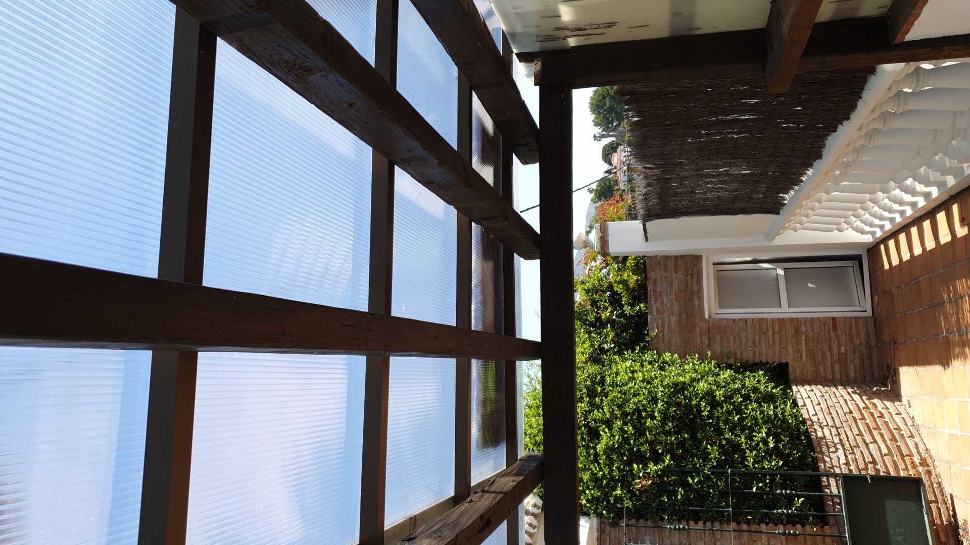 Techos de policarbonato y pérgolas cubiertas en la Costa del Sol